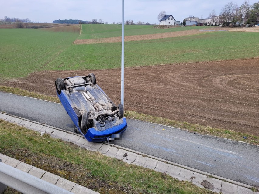 Osobowa skoda zjechała z drogi i spadła na ścieżkę rowerową....