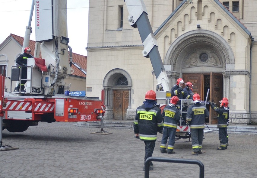 Wiatr złamał krzyż na kościele św. Mateusza w Łodzi [ZDJĘCIA]