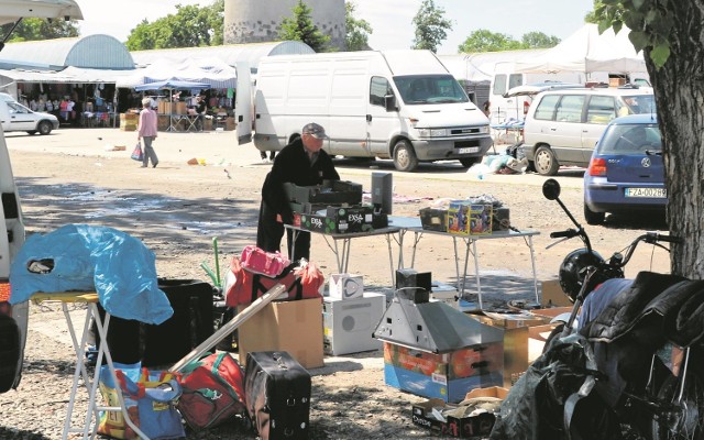 Towar na bazarze trafia w błoto. Brezentowe płachty pomagają tylko częściowo. O remont kupcy upominają się od 2009 roku