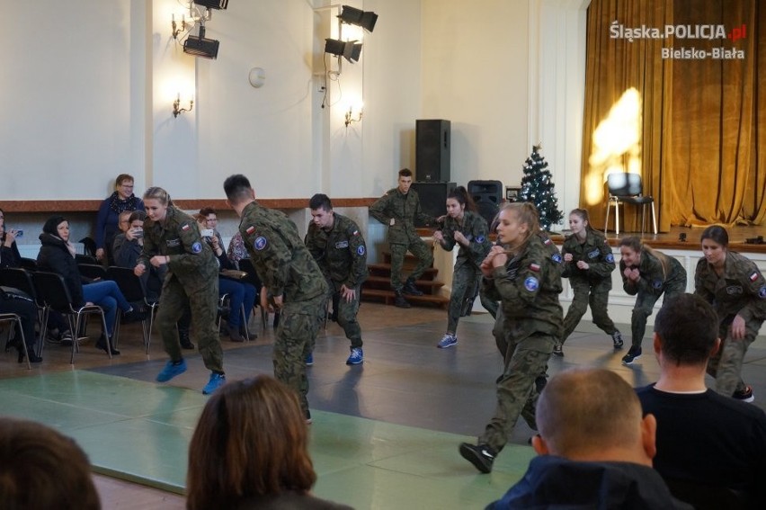 Uroczystość pasowania uczniów pierwszych klas mundurowych...