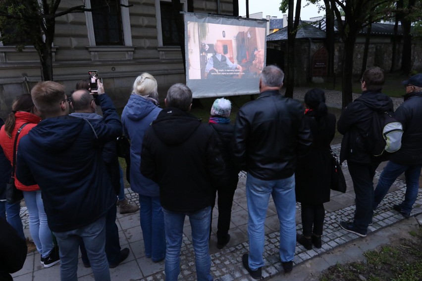 Film "Tylko nie mów nikomu" o pedofilii w Kościele wyświetlono na ścianie Kurii w Kielcach [ZAPIS TRANSMISJI]