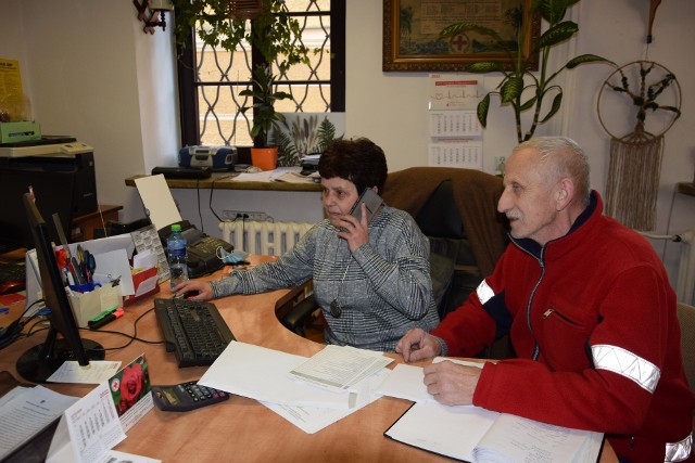 Urszula Gach i prezes Leopold Wójcik z rejonowego oddziału PCK w Sandomierzu planują już zakup przedmiotów, które zostaną sfinansowane za pieniądze od Niemieckiego Czerwonego Krzyża z partnerskiego miasta  Emmendingen.