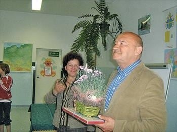 Leszek Mazan z kwiatami, obok dyr. SP Bernadetta Kańska Fot. (ADOM)