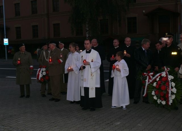 Uroczystości upamiętniajace 71. rocznicę agresji Związku Radzieckiego na Polskę po Pomnikiem Katyńskim w Ostrowcu.