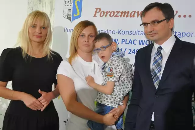 Minister sprawiedliwości Zbigniew Ziobro, siedmioletni Filip na rękach u mamy Justyny i burmistrz Dorota Łukomska podczas konferencji w Urzędzie Miejskim w Stąporkowie.