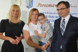 Minister Zbigniew Ziobro oddaje rodzinne świadczenie z 500 plus choremu chłopcu spod Stąporkowa