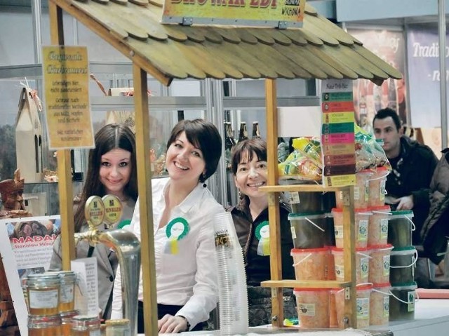 Joanna Pilecka, Magdalena Bratkowska i Adriana Kubicka zachwalają w Berlinie lubuskie smaki (fot. Lubuski Urząd Marszałkowski)