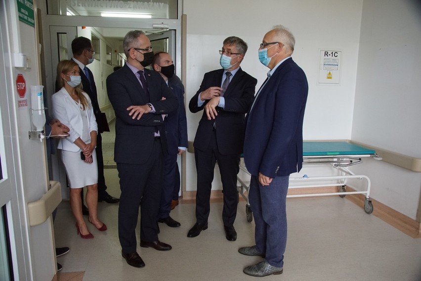 Minister zdrowia Adam Niedzielski odwiedził szpital zakaźny...
