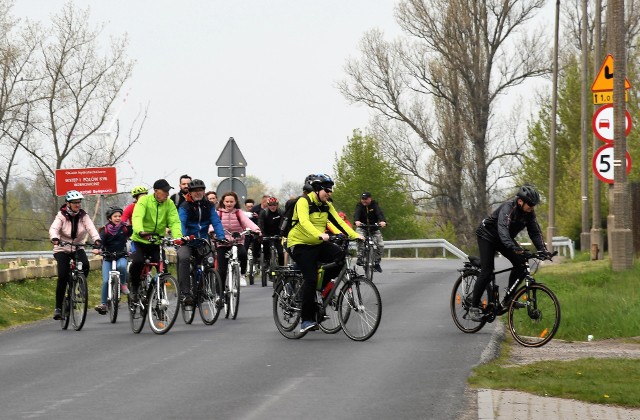 W ramach majówki 2023 w Pakości odbył się rajd rowerowy. Uczestnicy odwiedzili ciekawe zabytki i miejsca na terenie miasta i gminy