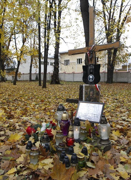 Symboliczny nagrobek z kamieni z trzema krzyżami, usypano na Starym Cmentarzu. I tam pozostanie.