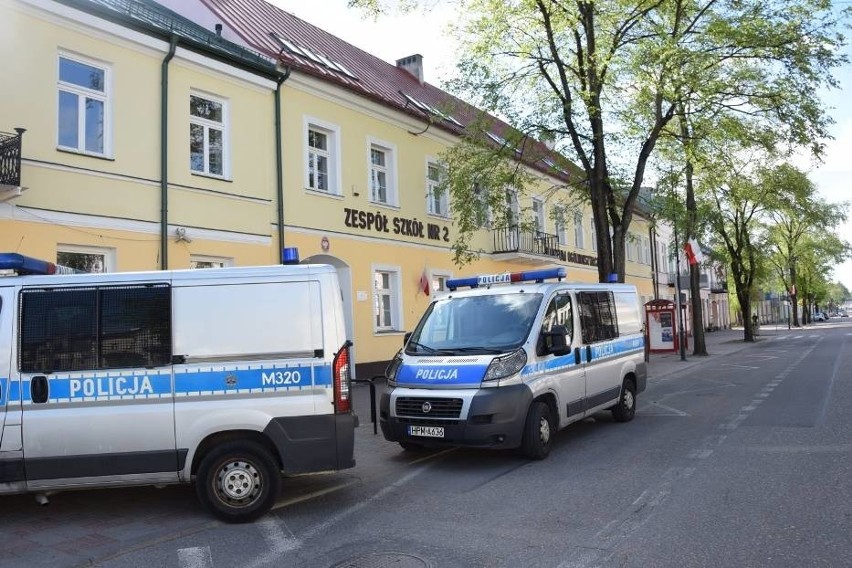 Alarmy bombowe w podlaskich szkołach. Policja sprawdza każdy sygnał. Za fałszywe zgłoszenie grozi sroga kara