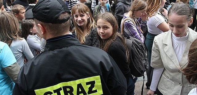 Uczniowie spędzili kilka minut na ulicy perze teatrem czekając na zakończenie akcji strażaków.