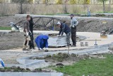 W Kostrzynie trwa budowa nowego parku za ponad 4 mln zł. Centrum miasta bardzo się zmieni. Jakie atrakcje będą w parku?