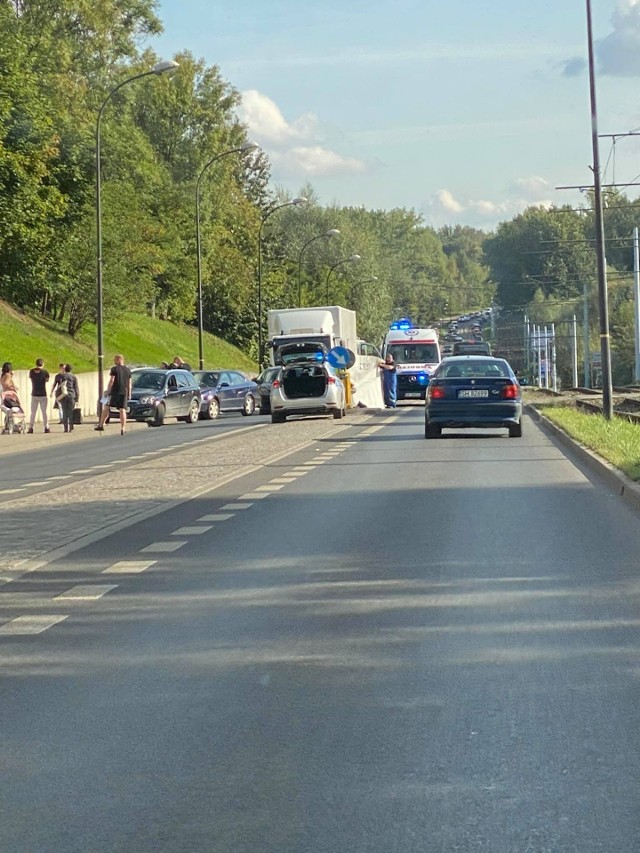 Wypadek w Bytomiu na ul. Łagiewnickiej. Kierowca jest reanimowany
