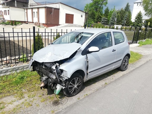 Do zdarzenia doszło w sobotę w miejscowości Biesiekierz. Kierująca samochodem osobowym wymusiła pierwszeństwo przejazdu i wjechała pod koła tira. Została zabrana na badania do szpitala. &lt;script class=&quot;XlinkEmbedScript&quot; data-width=&quot;640&quot; data-height=&quot;360&quot; data-url=&quot;//get.x-link.pl/23286c45-b2e2-07d5-26c0-50fb465c5a51,8c47693a-1cb0-18e7-8096-e0eae7fded5e,embed.html&quot; type=&quot;application/javascript&quot; src=&quot;//prodxnews1blob.blob.core.windows.net/cdn/js/xlink-i.js?v1&quot;&gt;&lt;/script&gt;