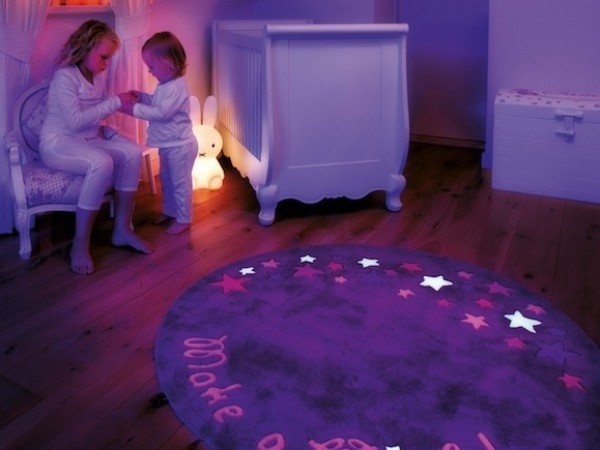 Magiczne zmiany w pokoju dziecka z pomocą dywanów [GALERIA]