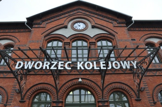 Remont dworca kolejowego w Kluczborku nie został jeszcze dokończony. Nie ma jeszcze m.in. przeszklonego dachu przed głównym wejściem, na razie jest tylko widoczna na zdjęciu konstrukcja.