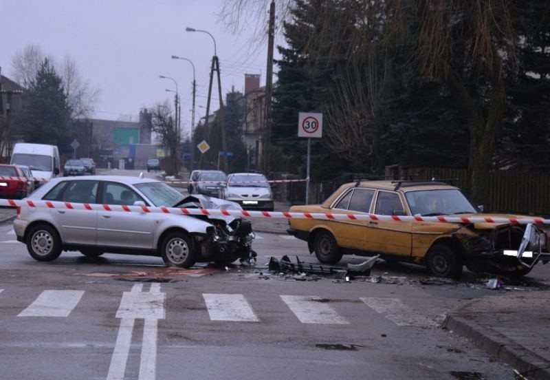 Ul. Świerkowa. Mercedes uderzył w audi. Ciężarna kobieta trafiła do szpitala (zdjęcia)