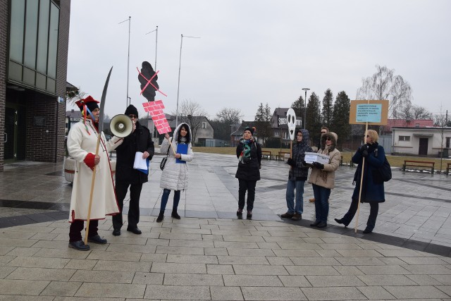Przedstawiciele Zabierzowskiego Alarmu Smogowego i sympatyzujący z nim mieszkańcy przyszli z petycją do wójta