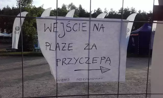 Którędy na plażę w gm. Władysławowo? Zamknięty parking i płot przy wejściu nr 2 od strony stacji benzynowej | ZDJĘCIA