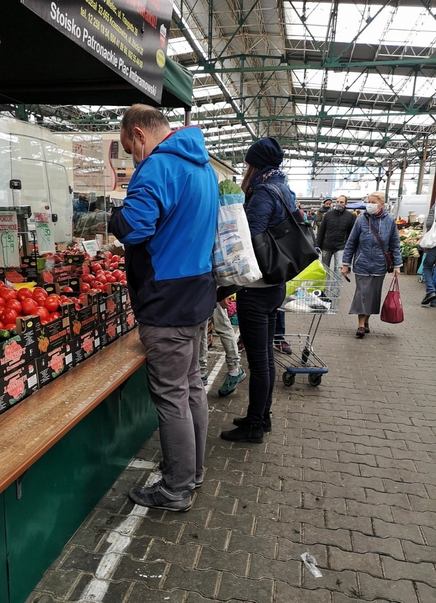 Kraków. Na targowiskach nie widać szalejącej epidemii. Ludzie spokojnie robią zakupy [ZDJĘCIA] 