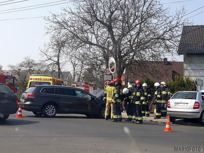 Zderzenie dwóch samochodów osobowych w Popielowie, jedna osoba została ranna