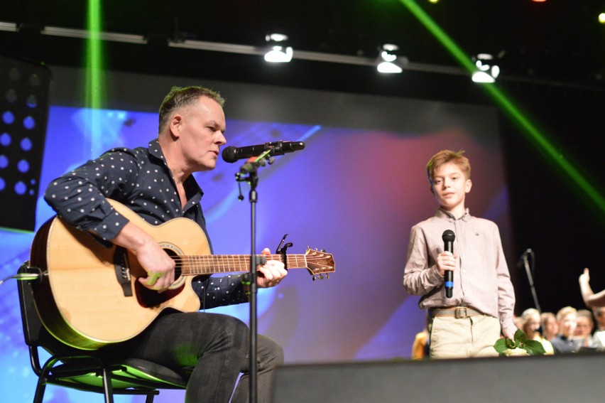 Muzyka połączyła pokolenia i serca - charytatywny koncert w chojnickiej "siódemce"