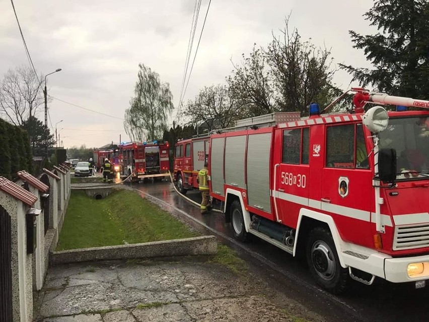 Gdów. Pożar domu podczas burzy. Na miejscu pracowało prawie 40 strażaków