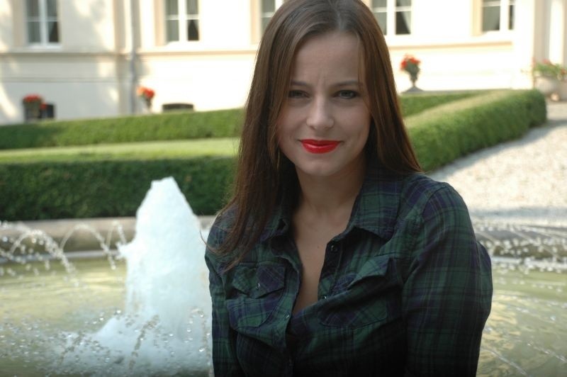 Anna Mucha przed pałacem