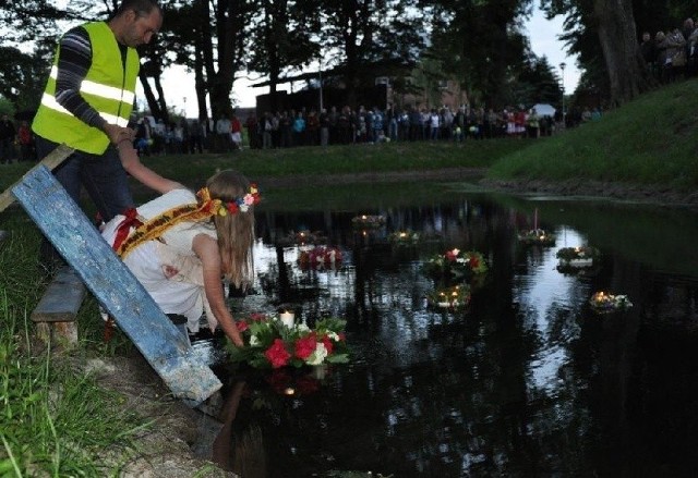 Puszczanie wianków na fosie w Seceminie. Dziewczęta miały ochronę, by same nie wpadły przy tym do wody.