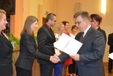 Pedagodzy z powiatu sandomierskiego odebrali awanse zawodowe na stopień nauczyciela dyplomowanego [ZDJĘCIA]