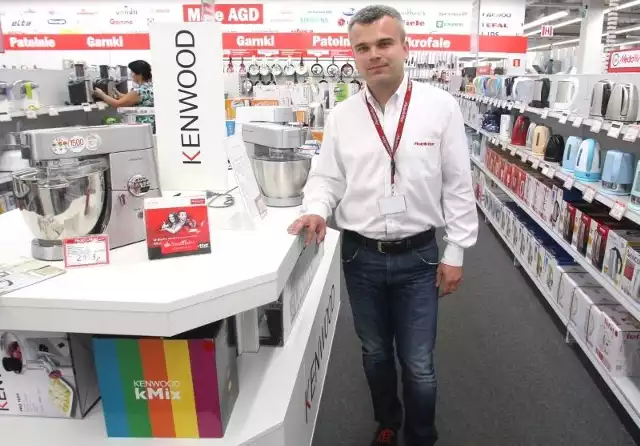 Marek Marszałek, kierownik w markecie Media Markt służy pomocą w wyborze odpowiedniego sprzętu/