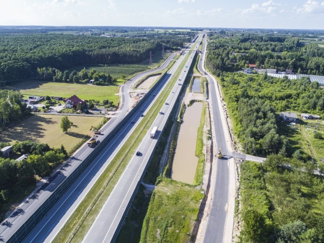 Odcinek ekspresowej "siódemki" od Grójca do Tarczyna jest już niemal gotowy, kierowcy jeżdżą nim już od końca ubiegłego roku, prace trwają jeszcze przy drogach dojazdowych.