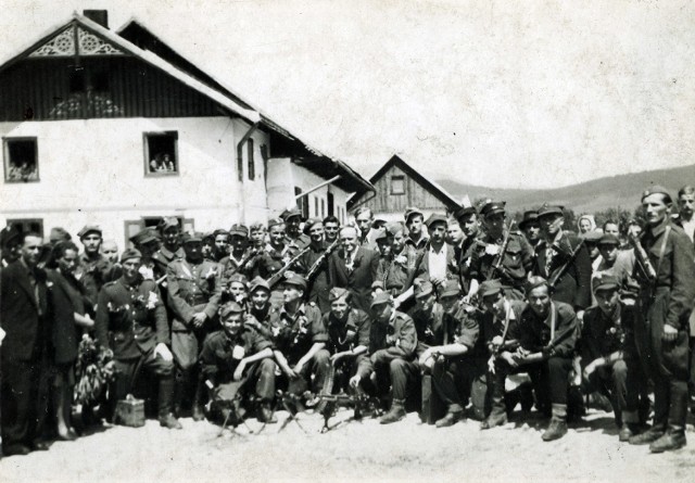 Oddział Samoobrony AK „Łazika” na rynku w Łącku podczas ujawnienia w lipcu 1945 r.
