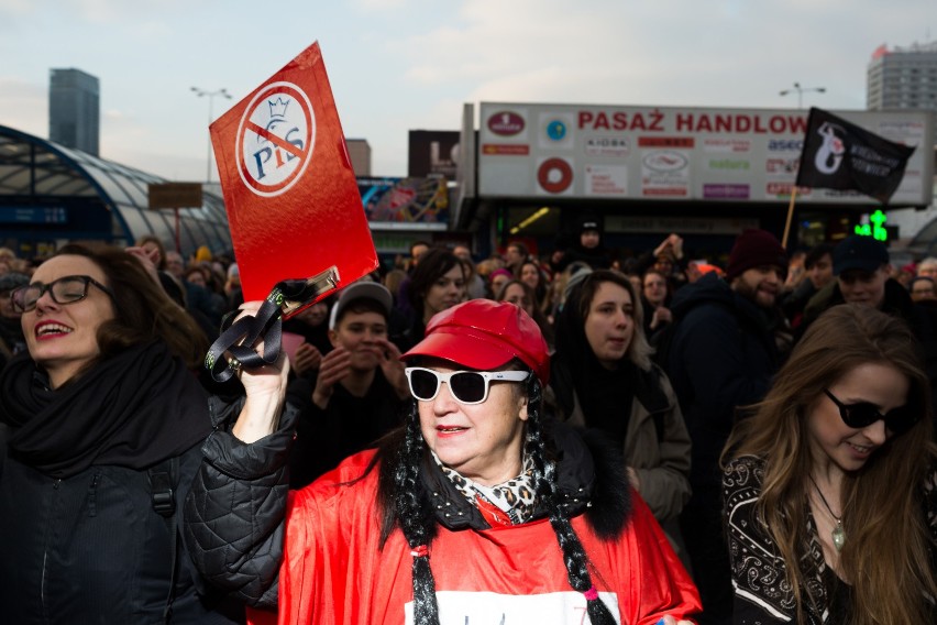 Strajk Kobiet 2017 [ZDJĘCIA] Warszawa: Czarny Protest, "ściana furii", demonstracja i marsz [VIDEO]