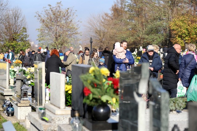 Co roku na cmentarzach 1 listopada gromadzi się sporo ludzi. W zeszłym roku na cmentarzu w Milowicach również było tłoczno