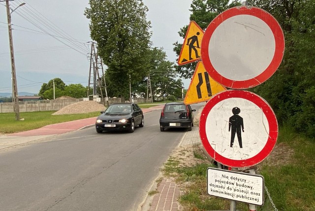- Modernizacja trasy przez Krajno w kierunku Porąbek jest już zakończona, ale pozostały znaki drogowe informujące o pracach - mówią mieszkańcy. Jak sytuacja wygląda faktycznie?