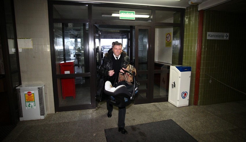 Krzysztof Rutkowski odebrał syna ze szpitala. Bentleyem i z uzbrojoną eskortą [FILM, ZDJĘCIA]