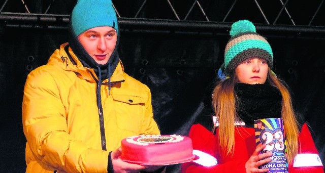 Na Rynku, przed światełkiem do nieba licytowano trzy torty podarowane przez miejscowe cukiernie. Ten w kształcie serca kupiła dyrektor Miejskiego Centrum Kultury Elżbieta Baran.