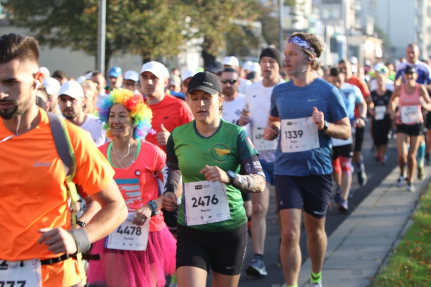 Zdjęcia z maratonu w Poznaniu 2018 - biegacze na pierwszym...