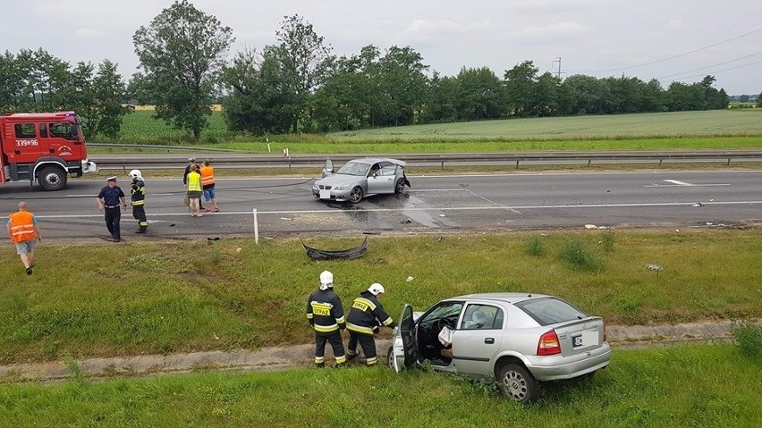 Wypadek na A4 pod Wrocławiem. Zderzenie dwóch aut (ZDJĘCIA)