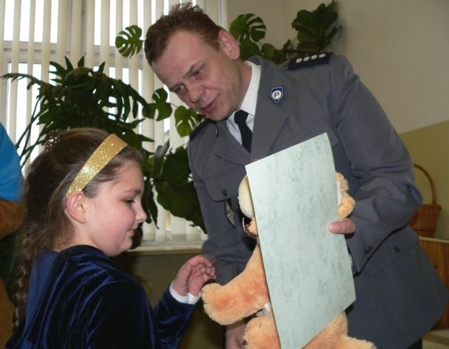 Weronika Drozd z Kotowej Woli dostała od komendanta Grzegorza Śmiecha dyplom i nagrodę za ładny rysunek. Weronika jest uczennicą II klasy