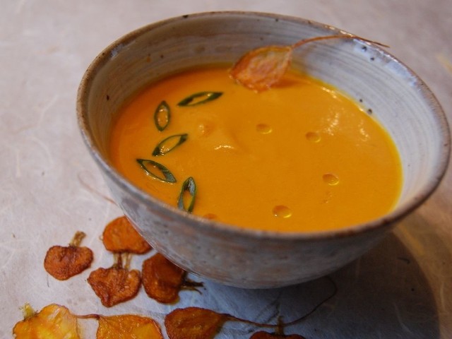 Zupa pomarańczowo-marchewkowa świetnie rozgrzewa w chłodne dni.