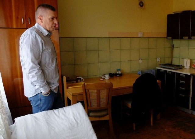 Kierownik noclegowni dla bezdomnych mężczyzn Stanisław Stolp pokazuje kuchnię, jaką mają do dyspozycji mężczyźni