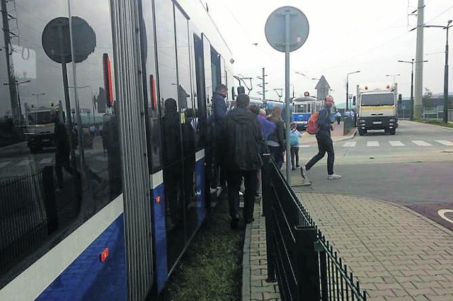 Tramwaj stanął na pętli Czerwone Maki tak, że pasażerowie z tylnej części pojazdu musieli wysiadać wprost na ogrodzenie przystanku
