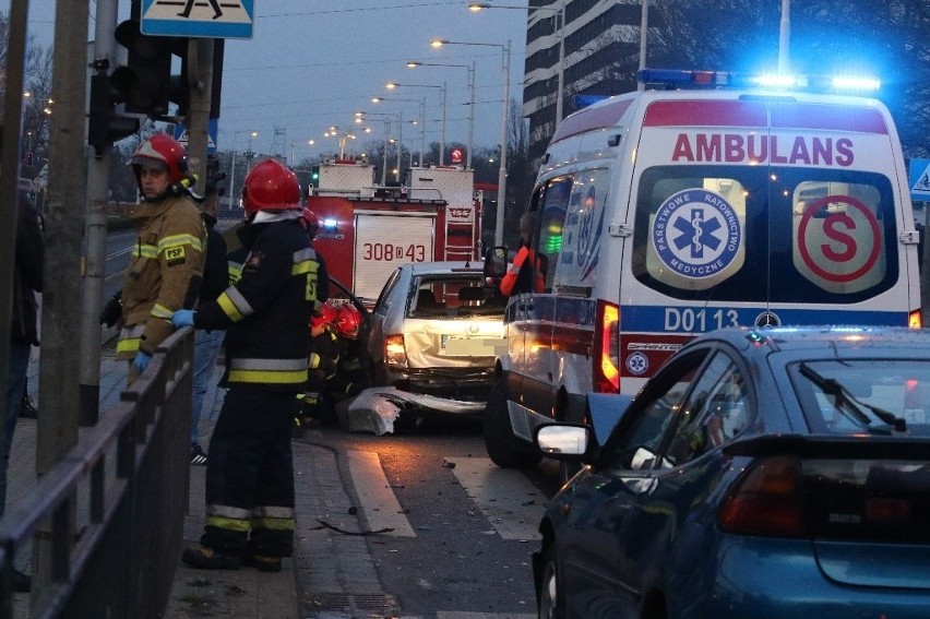 Wypadek na pl. Grunwaldzkim. Pijany sprawca chciał uciec