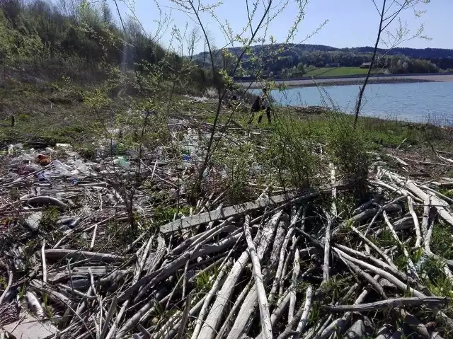 Brzegi Jeziora Mucharskiego pełne śmieci. Częściowo są to też odpady celowo tu podrzucane