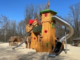 Park Zamkowy w Mysłowicach przywitał już wiosnę. Niestety, doszło też już do kilku zniszczeń