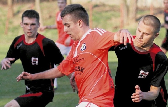 W poprzednim sezonie grali w III-ligowych derbach Piotrówka - Start                       Namysłów. teraz zagrają w IV lidze. Mateusz Mrozek (w środku) w barwach Piotrowki, Łukasz Szpak (z lewej) w ekipie Stali Brzeg, a Krystian           Błach w zespole z Namysłowa.