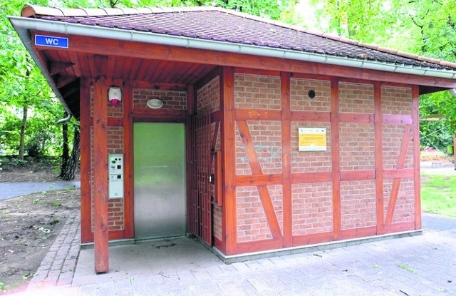 Ostatnio na remont zniszczonych parkowych toalet służby miejskie musiały wydać prawie pięć tysięcy złotych